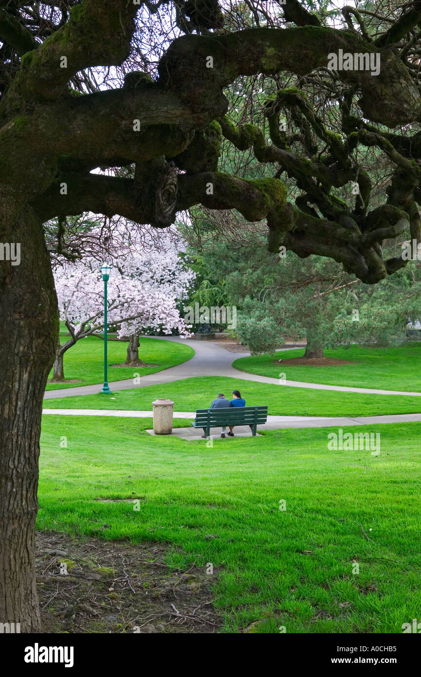 Couple sur un banc à l'Oregon State Capitol motif Salem Oregon Banque D'Images