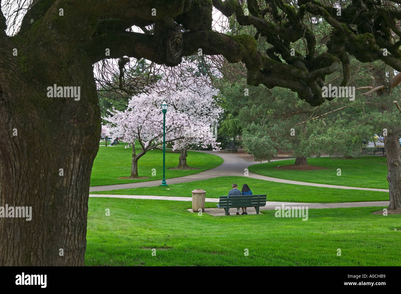 Couple sur un banc à l'Oregon State Capitol motif Salem Oregon Banque D'Images