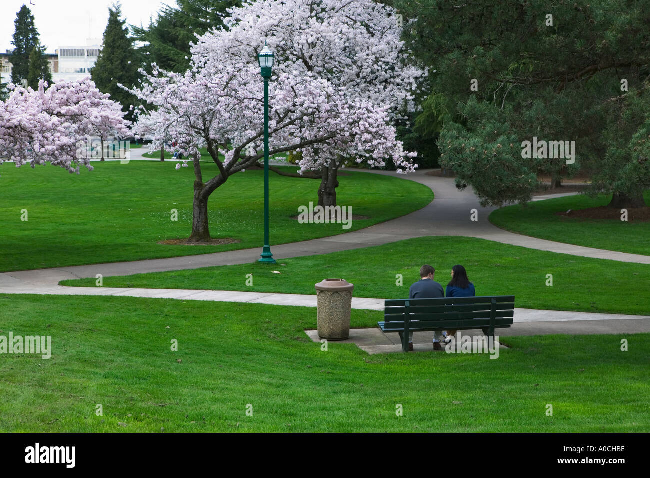 Couple sur un banc à l'Oregon State Capitol motif Salem Oregon Banque D'Images