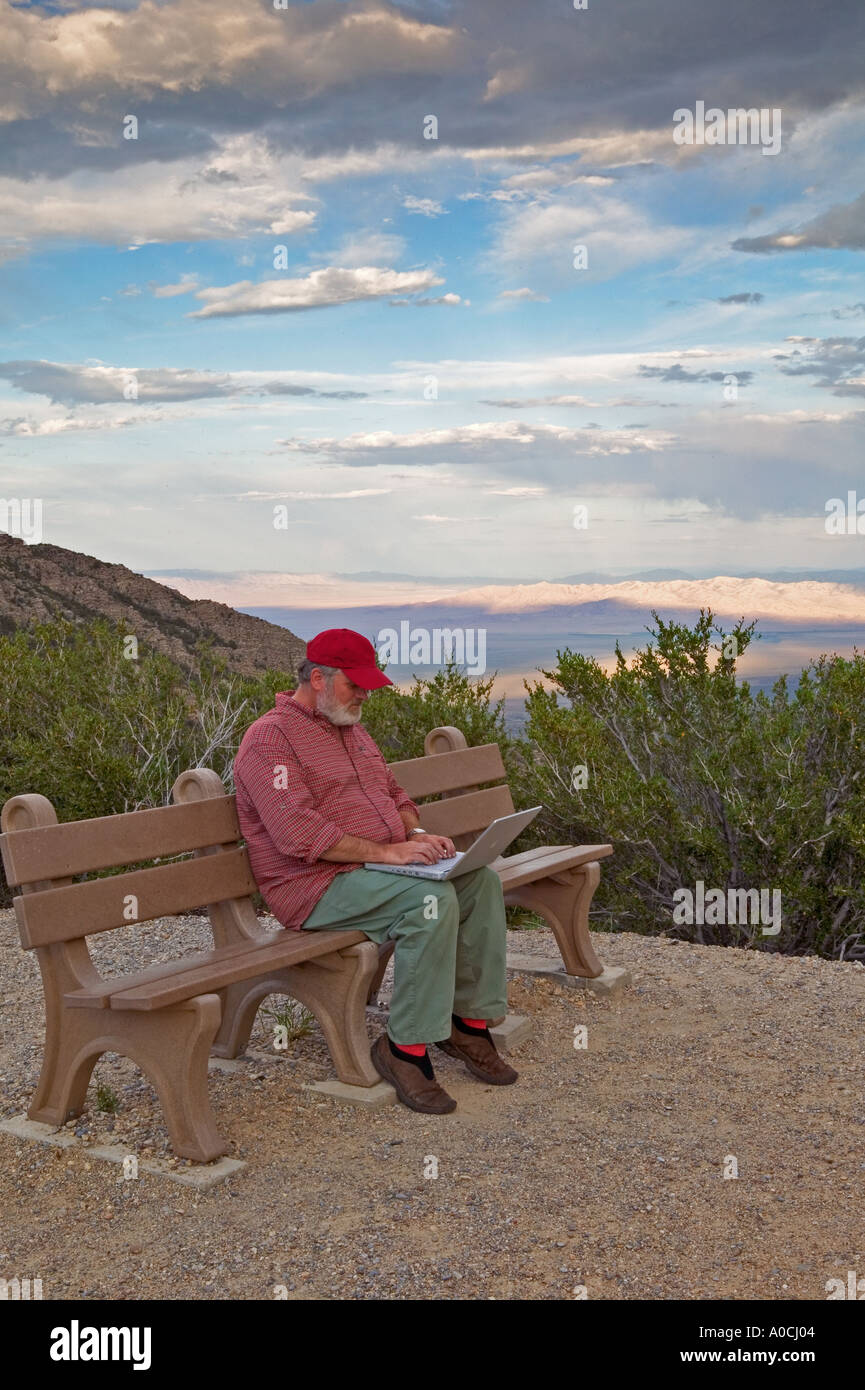 L'homme sur banc avec coffre Parc National du Grand Bassin, Nevada Banque D'Images