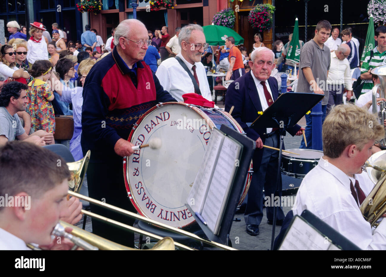 Harmonie locale jouant dans le centre-ville de Cobh Cobh, sur l'île Great Harbour, comté de Cork, Irlande. Banque D'Images