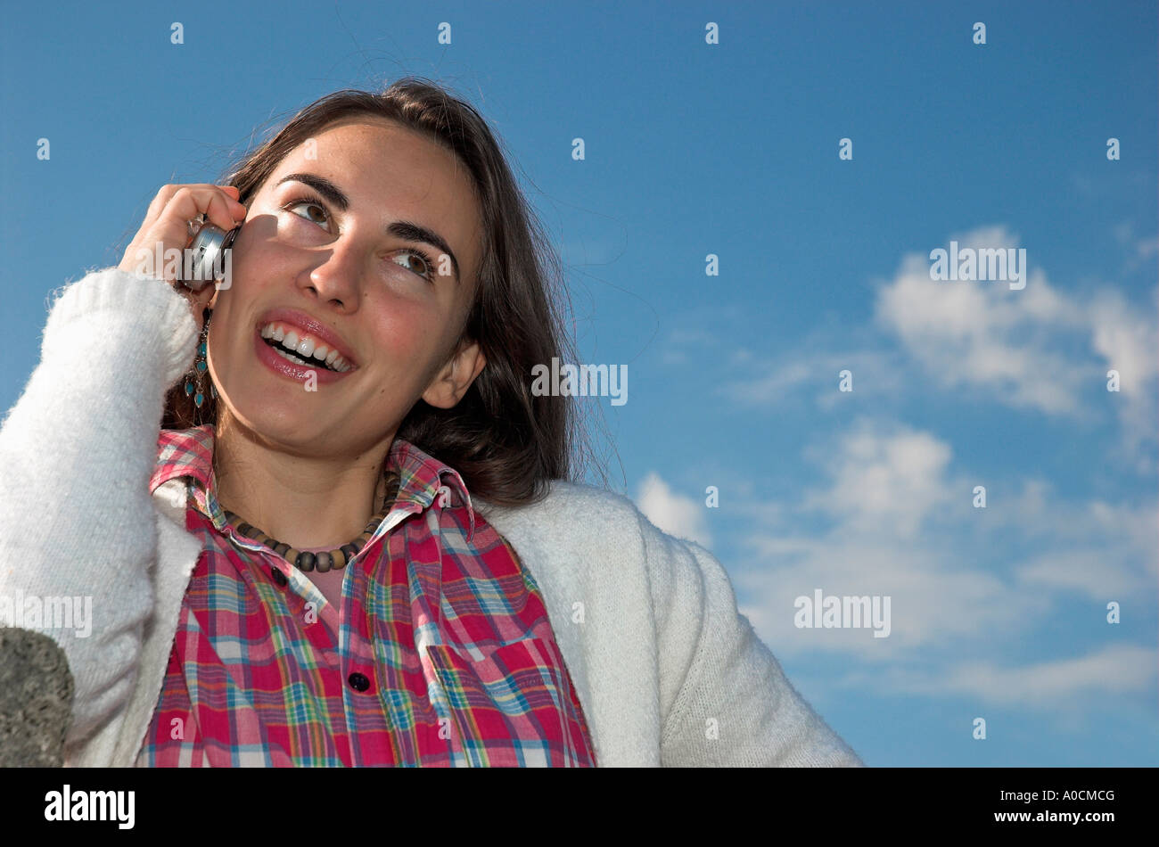 Smiling young woman talking on cell phone Banque D'Images