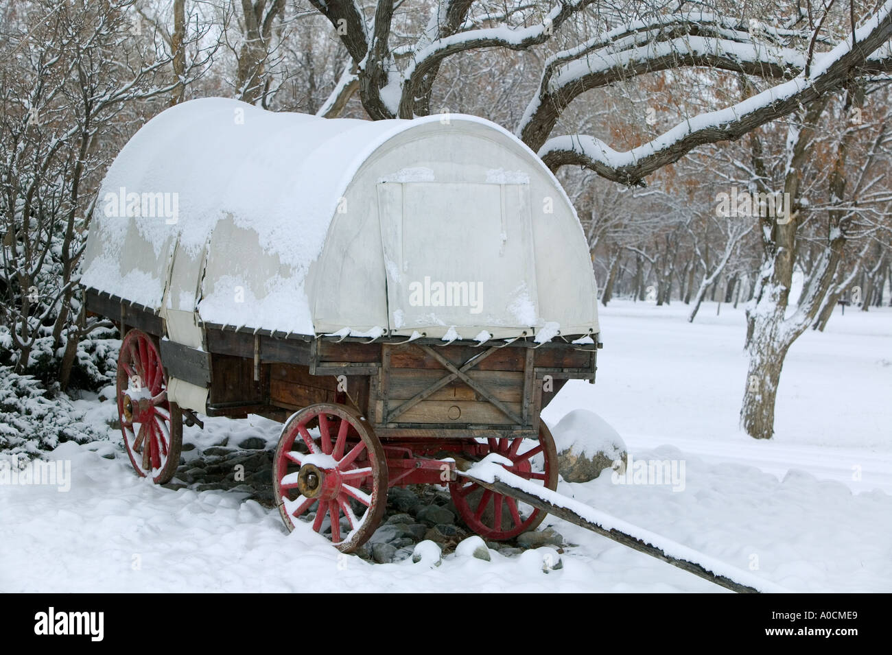 Wagon couvert de neige Bend Oregon State Park d'adieu Banque D'Images