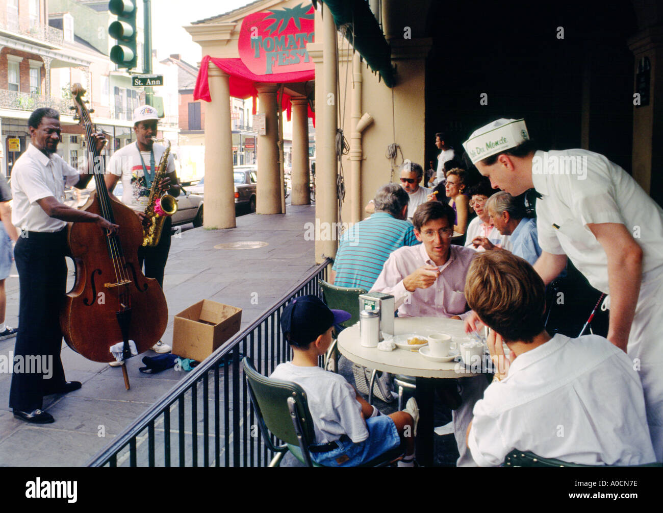 New Orleans, USA. Petit déjeuner servi avec des musiciens de jazz de la rue au Café du Monde à Jackson Square à côté du marché français Banque D'Images