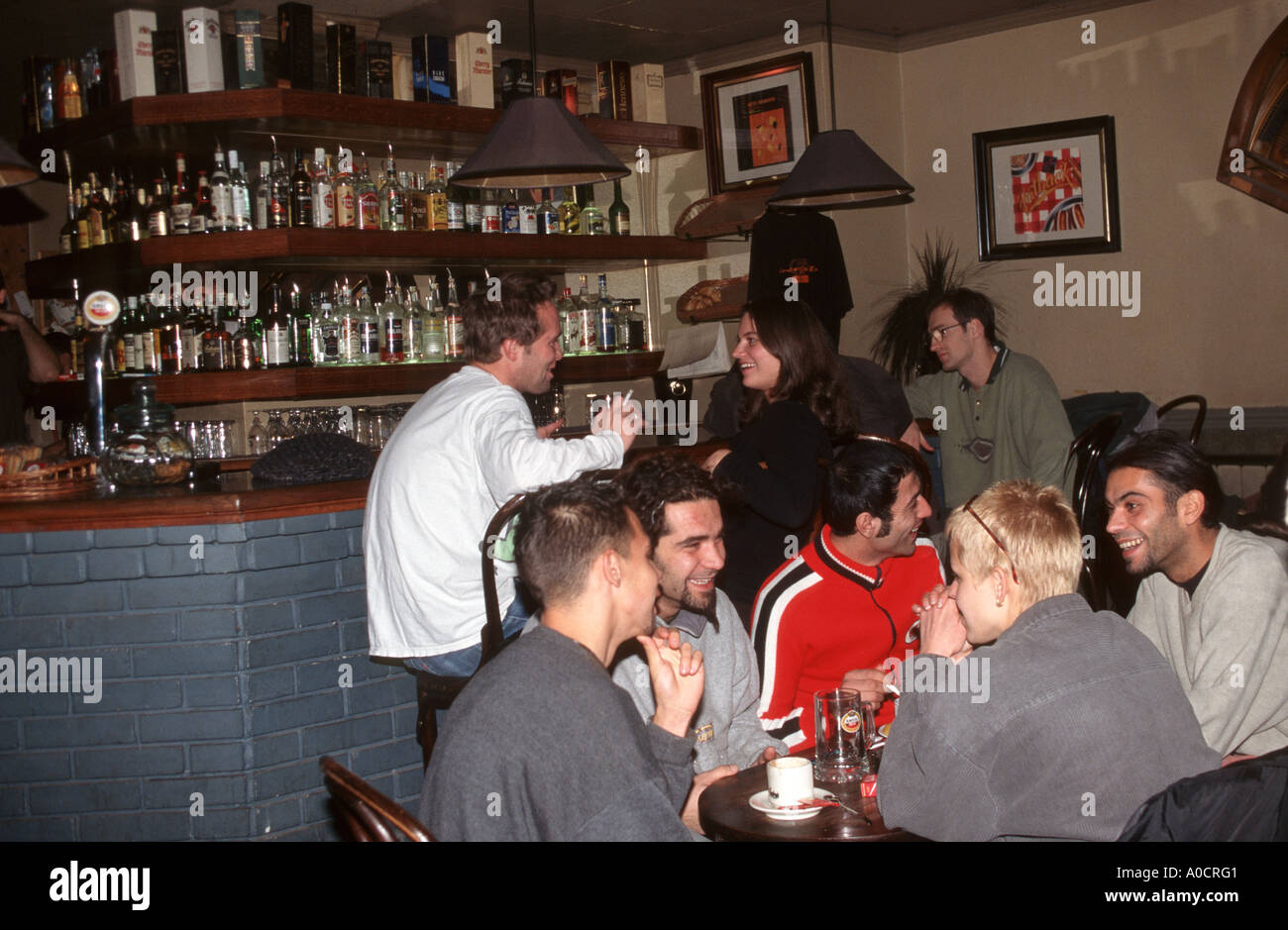 Budapest, Hongrie.Les jeunes s'amuser dans un bar. Banque D'Images