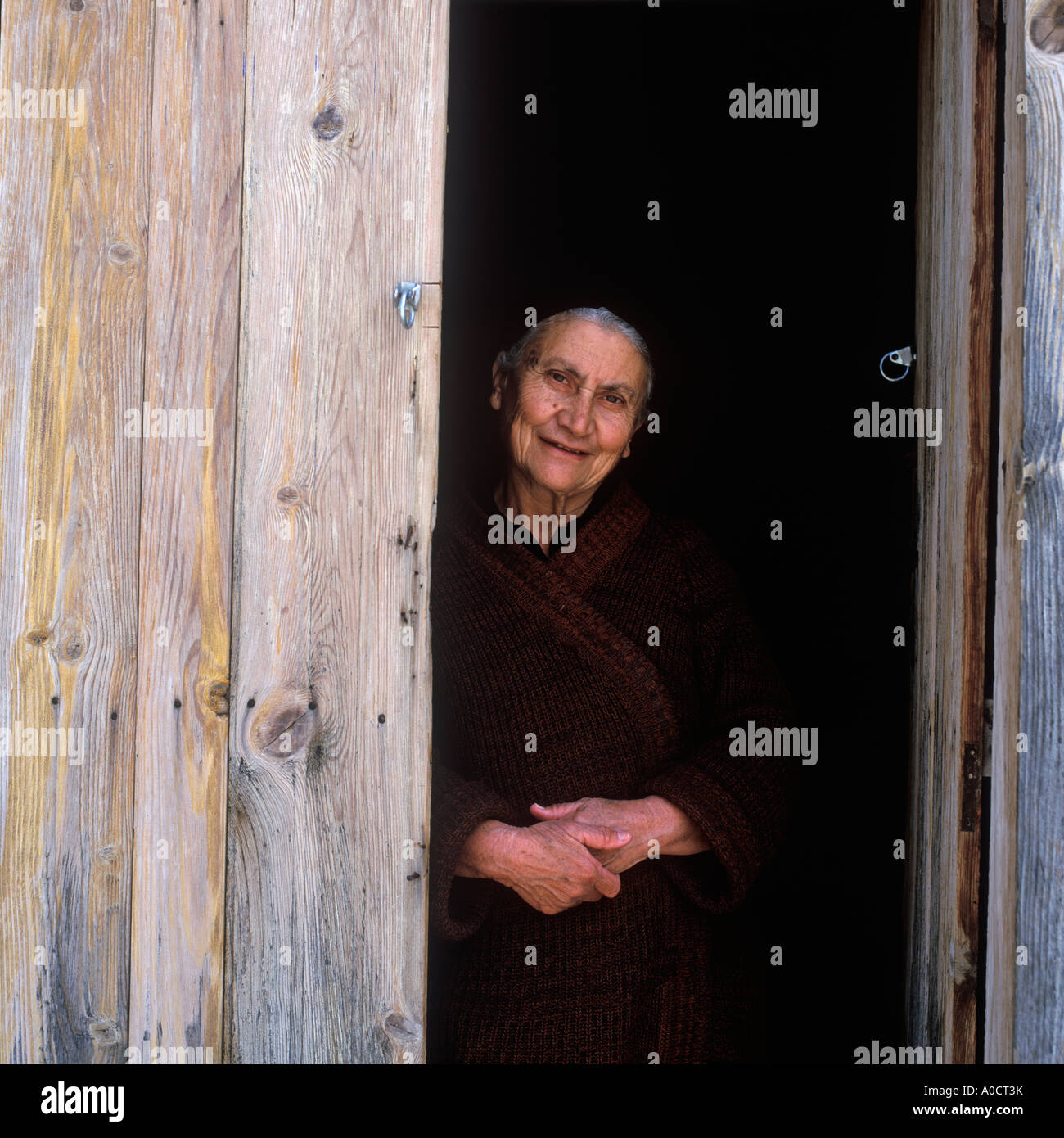 SENIOR LADY EN PORTE À CHYPRE Banque D'Images