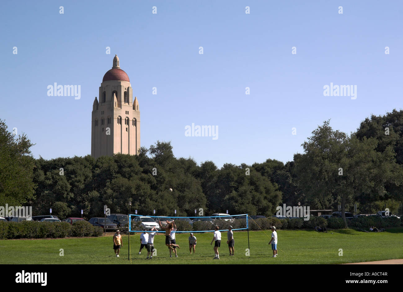 Jeu de volley-ball sur l'ovale, Hoover tower en arrière-plan, l'Université de Stanford, Stanford, Californie, USA (septembre 1994). 2006) Banque D'Images