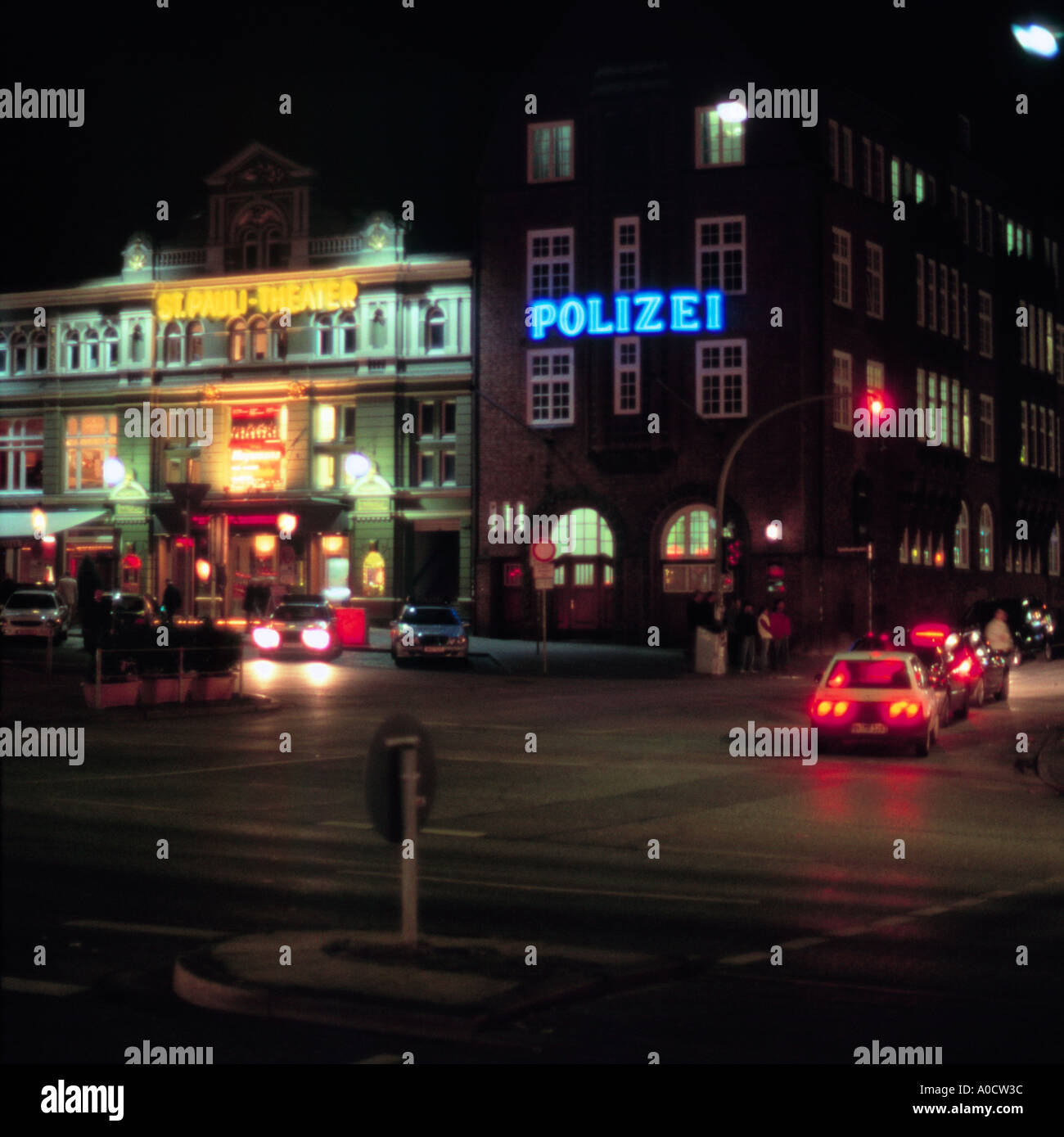 Le Spielbuden square avec la célèbre station de police Davidswache et le théâtre St Pauli sur la Reeperbahn à Hambourg, Allemagne Banque D'Images
