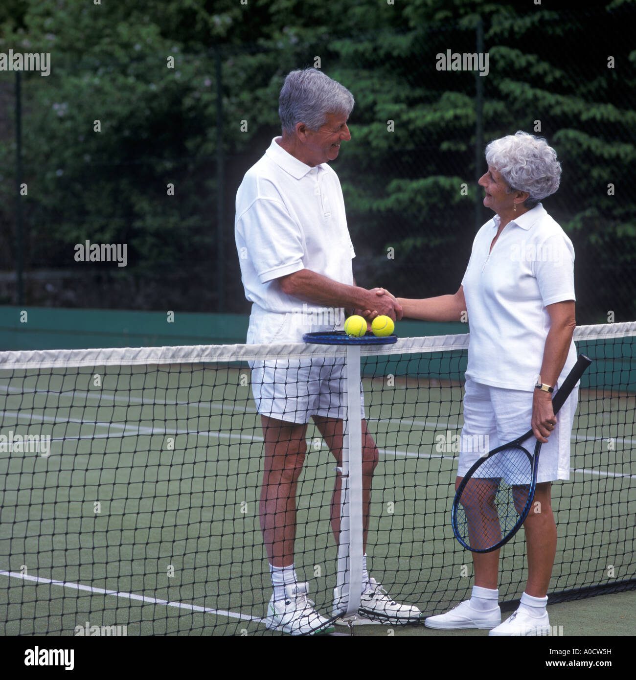 COUPLE se serrer la main après un match de tennis Banque D'Images