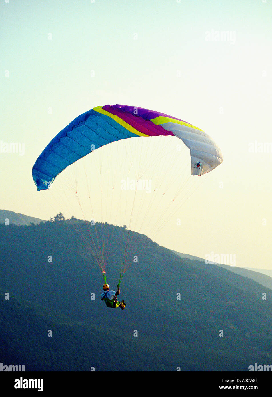 Le parapente au large de la pente externe de la Mt Aso caldera près de Kumamoto au Japon du sud de Kyushu Banque D'Images
