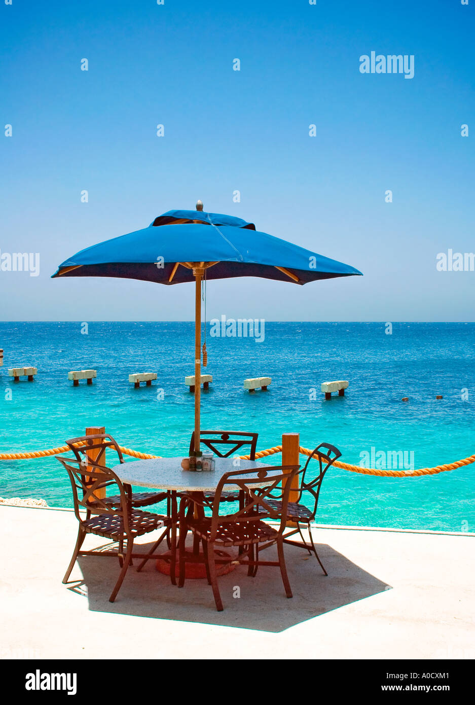 Terrasse avec vue sur la eaux des Caraïbes sur l'île de Curaçao, Antilles néerlandaises Banque D'Images
