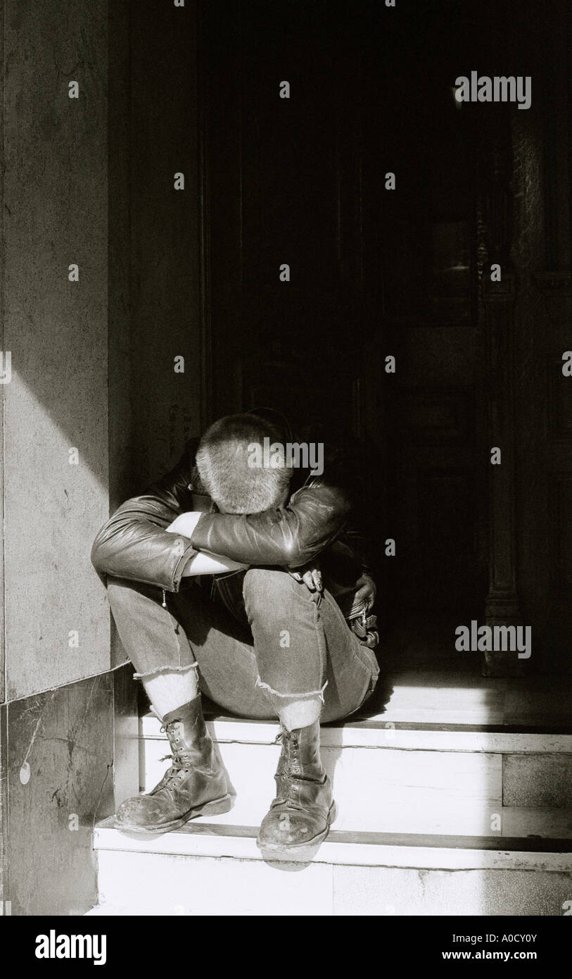 Skinhead, à Londres en Angleterre en Grande-Bretagne au Royaume-Uni Royaume-Uni. Style de vie moderne culture jeune homme désespoir des difficultés économiques Banque D'Images