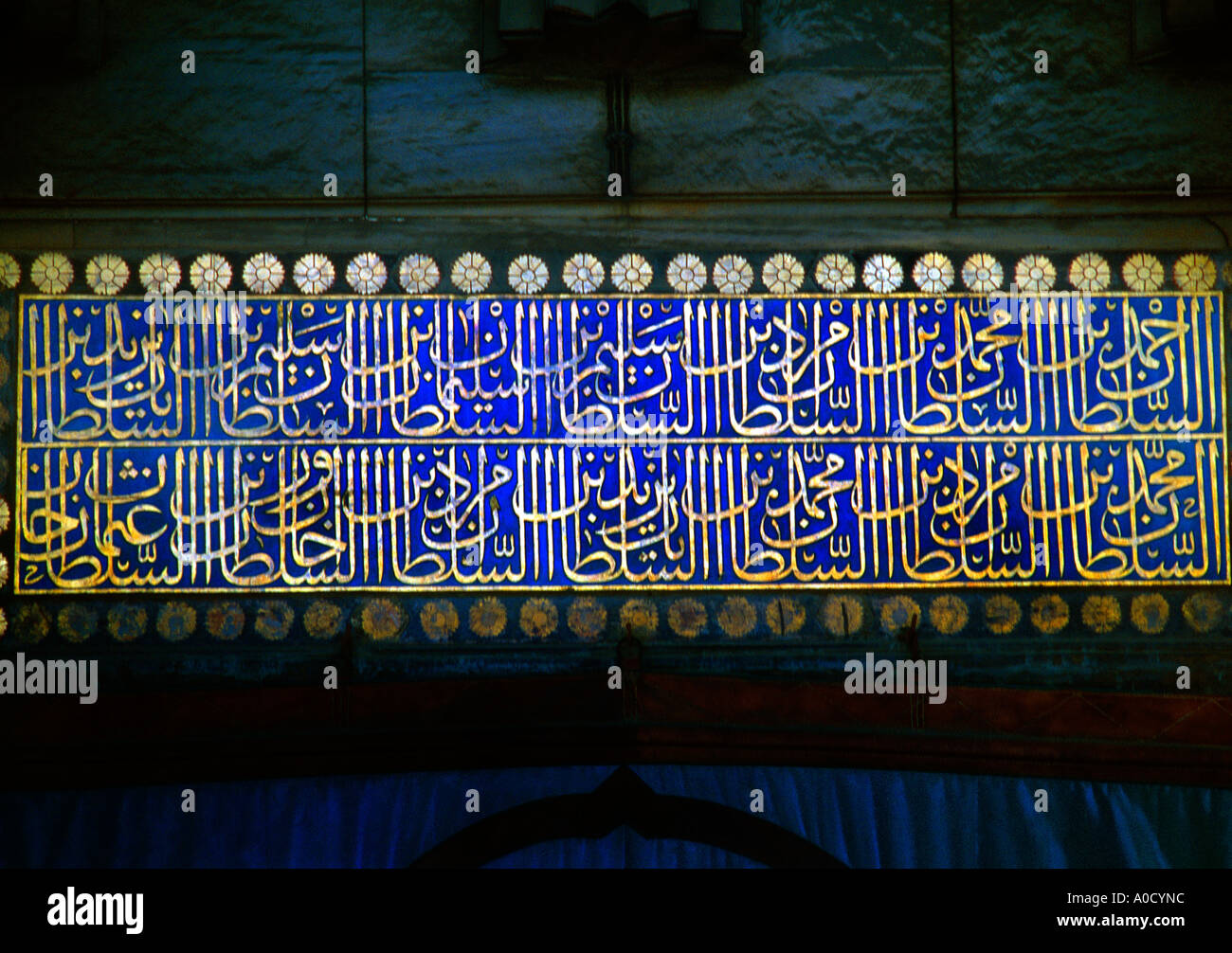 Istanbul Turquie Mosquée bleue avec calligraphie islamique Banque D'Images