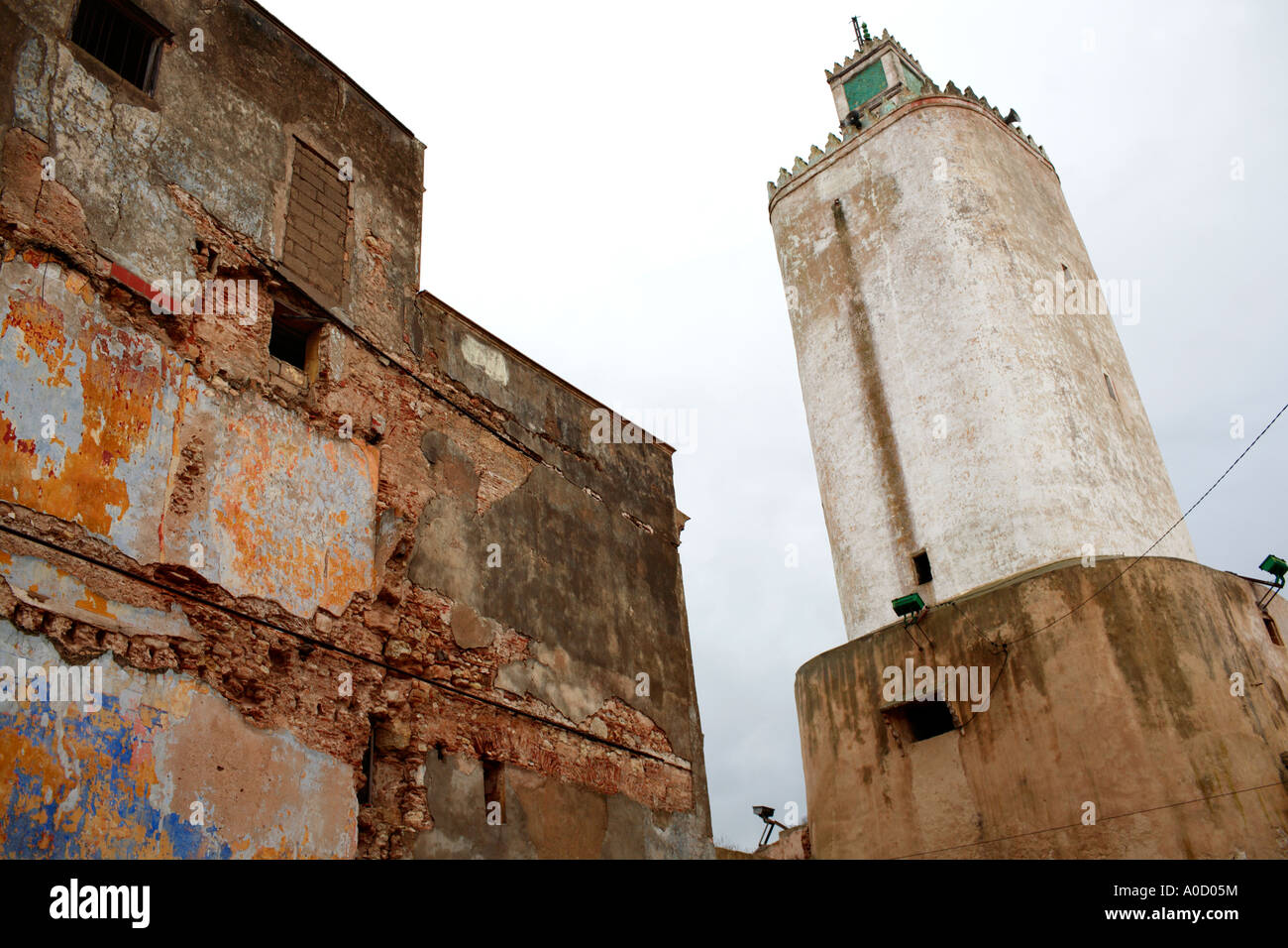Le minaret dans la Médina d'El Jadida au Maroc avec un ciel couvert Banque D'Images
