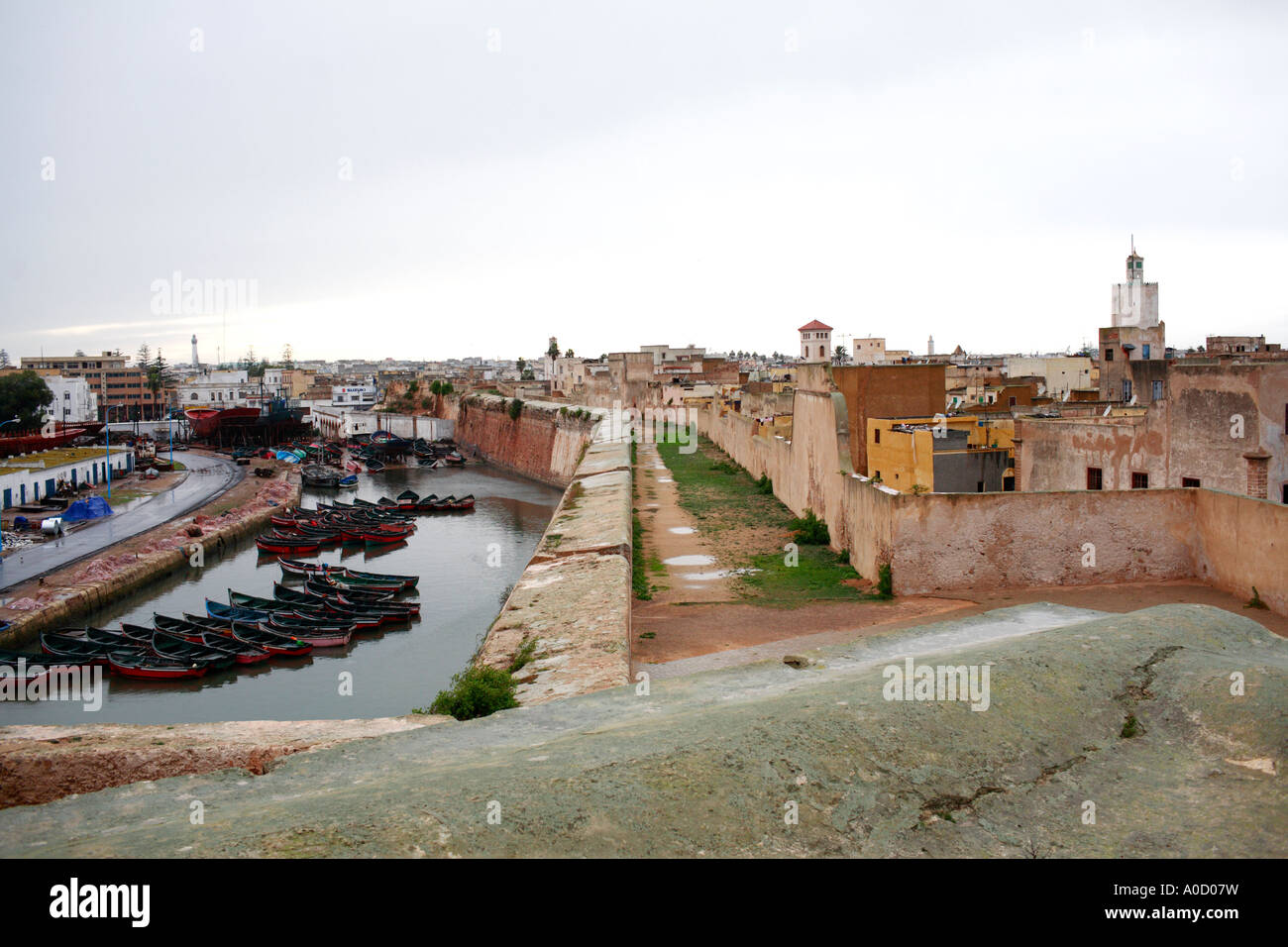 Vue sur El Jadida depuis les remparts sur un jour de pluie terne Banque D'Images