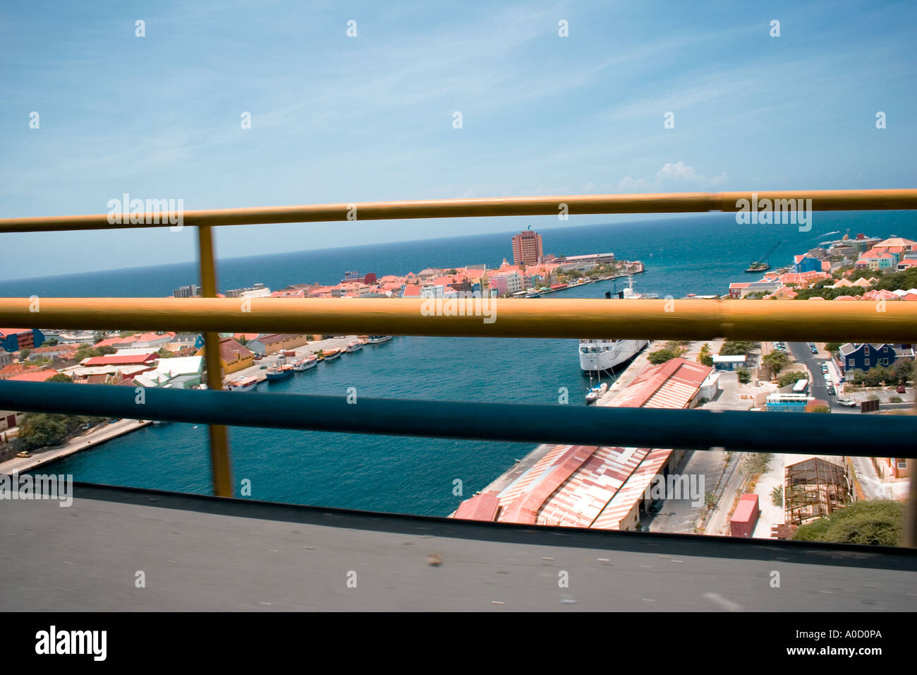La reine Juliana pont traversant la baie St Ana avec vue sur l'entrée du port de Willemstad Banque D'Images