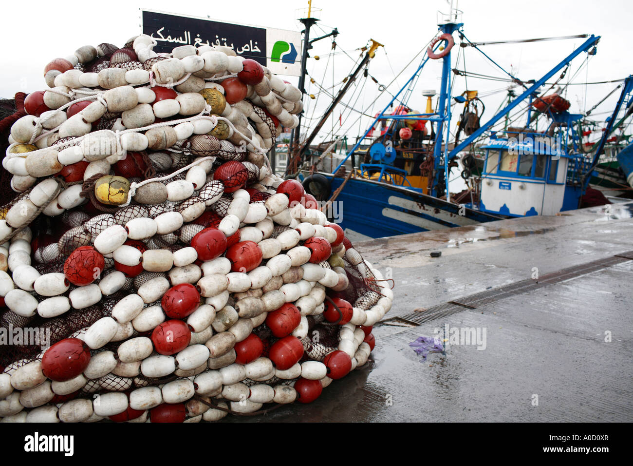 Filets de chalutiers et flotte dans le port d'El Jadida au Maroc Banque D'Images
