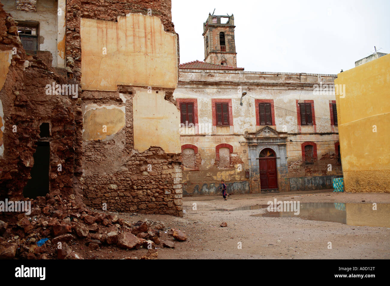 L'architecture en ruine dans la Médina d'El Jadida au Maroc un jour de pluie Banque D'Images