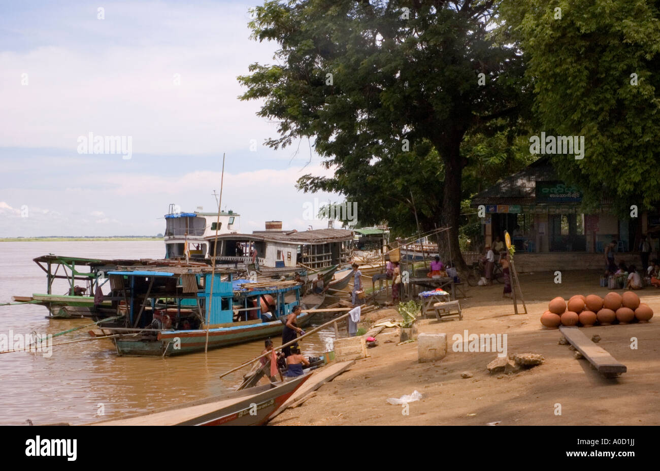 Photographie de bateaux de rivière à l'atterrissage sur l'Nyaung U fleuve Ayeyarwady au Myanmar 2006 Banque D'Images