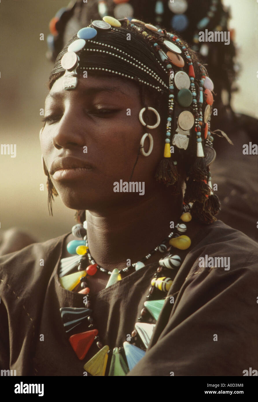 Bella femme du Burkina Faso porte monnaies et bottons sur ses cheveux  tressés son style comprend des brins de cheveux girafe contraignant Photo  Stock - Alamy