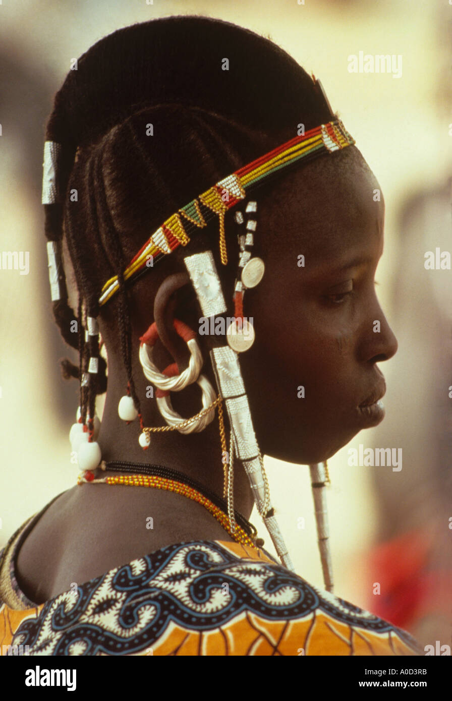Femme peul porte des perles de verre et argent ornements dans les cheveux et les oreilles de l'Afrique de l'ouest du Burkina Faso Banque D'Images