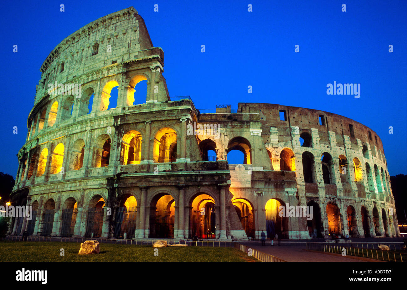 Italie Rome Colisée illuminé au crépuscule Banque D'Images