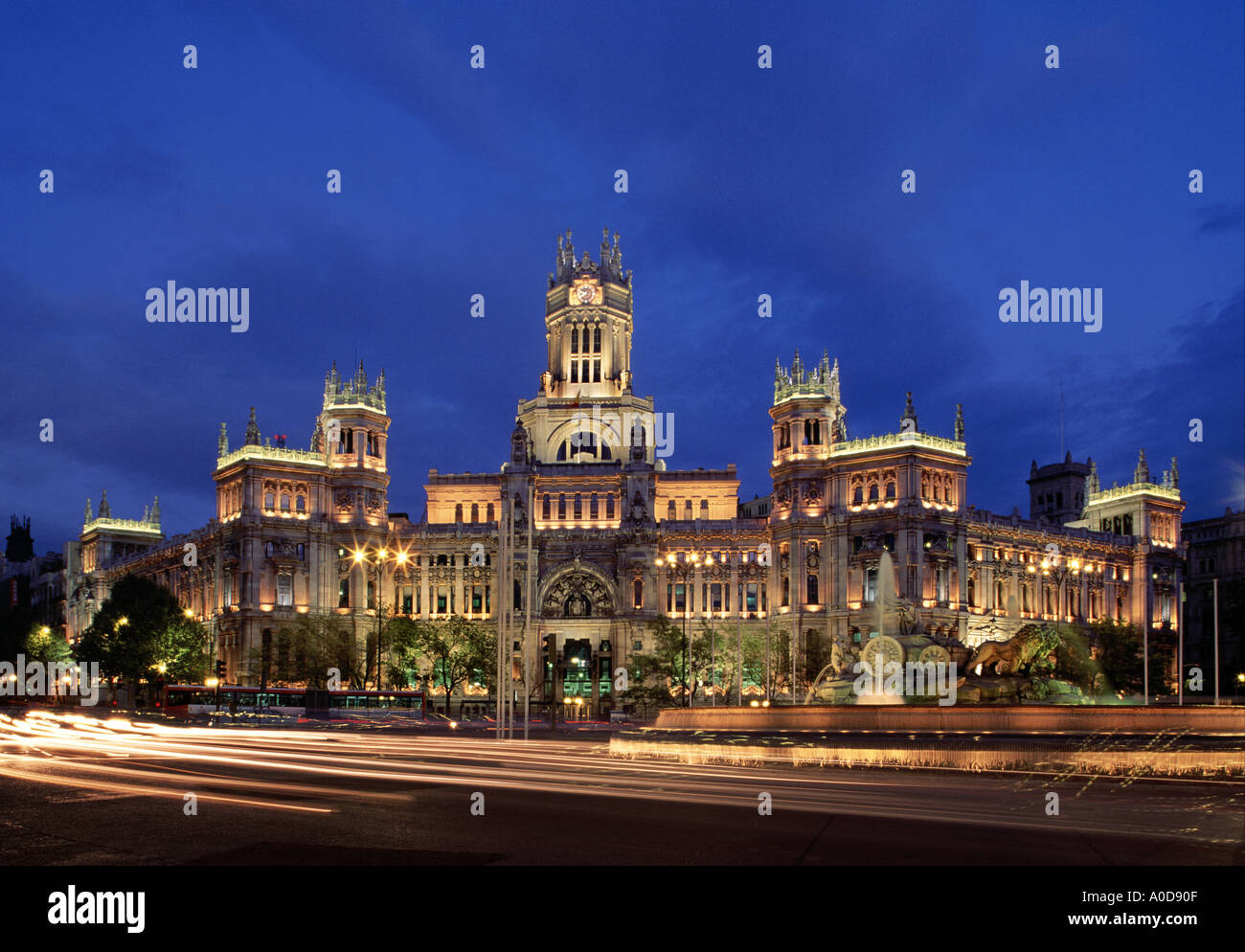 Palais des communications à Plaza de la Cibeles, au crépuscule, Madrid, Espagne Banque D'Images