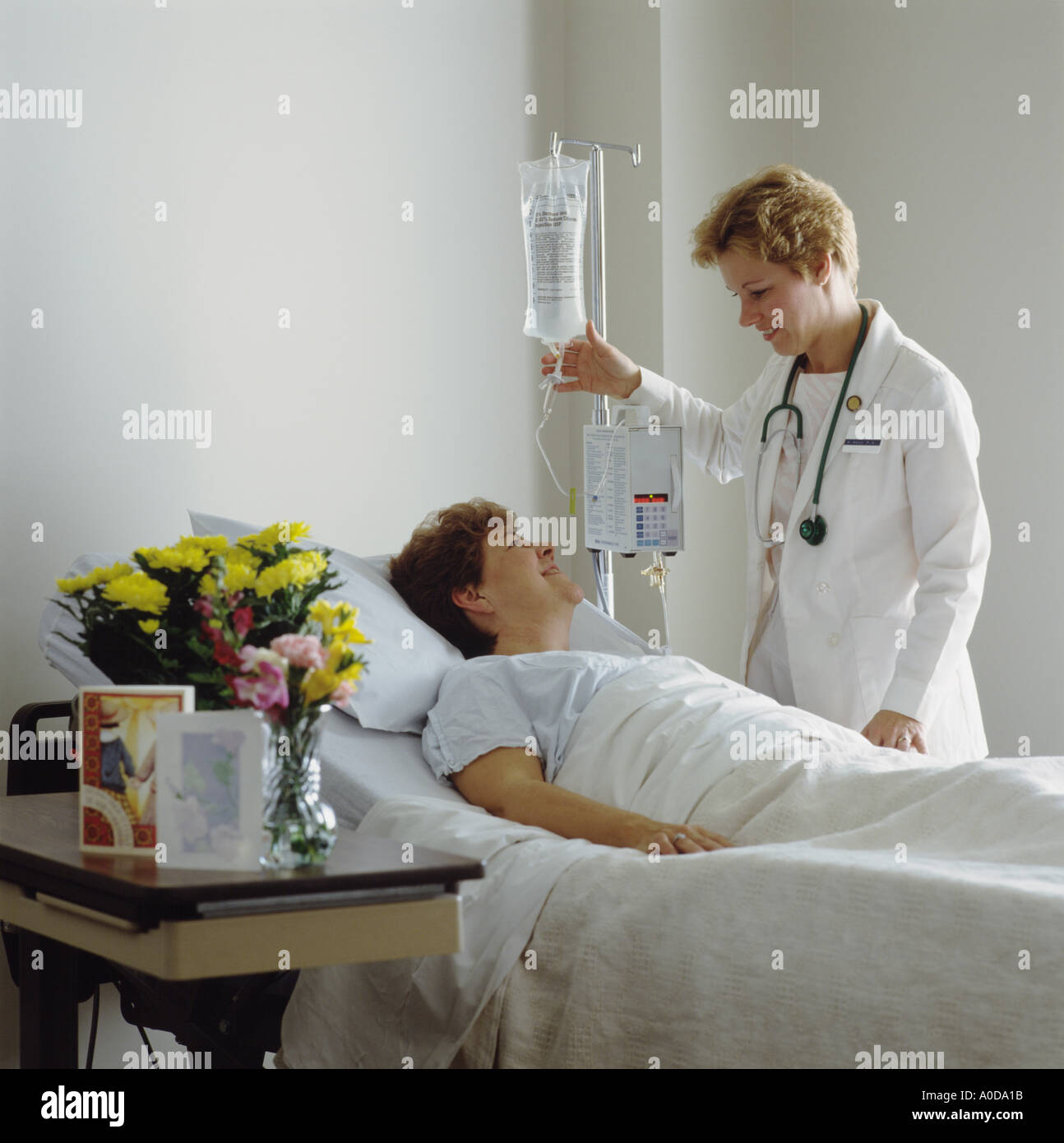 Infirmière Médecin et patient in hospital room Banque D'Images