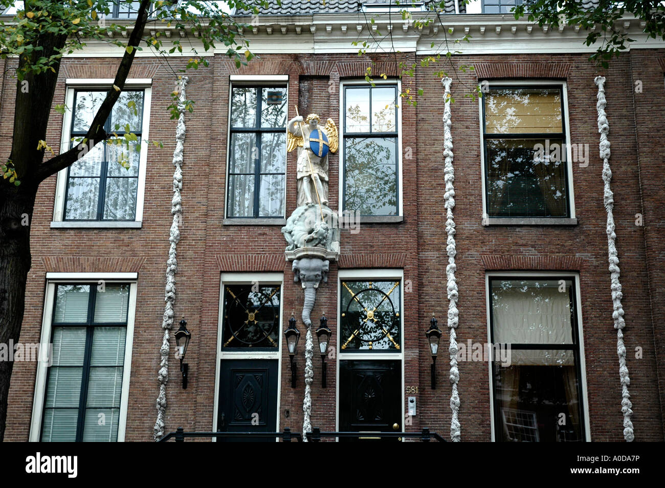 St George et le Dragon statue sur une maison de ville à Amsterdam Banque D'Images