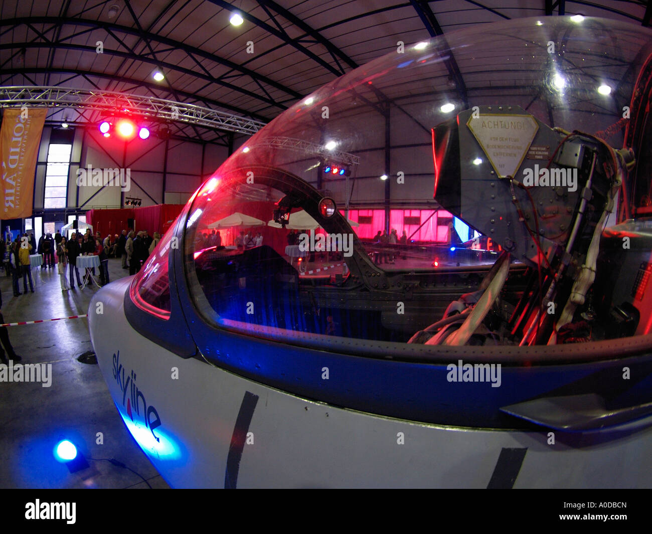 Image fisheye de L39 Albatros fighter jet airplane cockpit parqué dans hangar sur l'aéroport d'Eindhoven aux Pays-Bas Banque D'Images