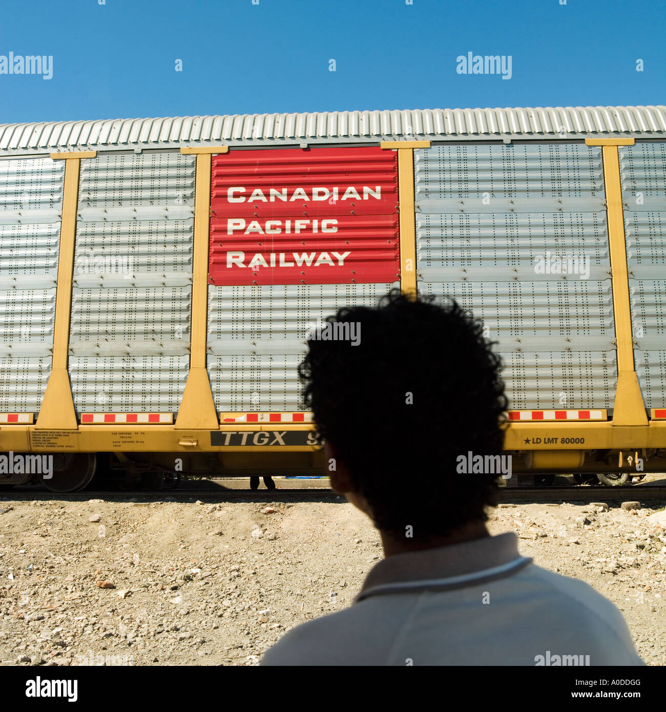 Train de marchandises du Canadien Pacifique traverse un garçon par la voie Banque D'Images