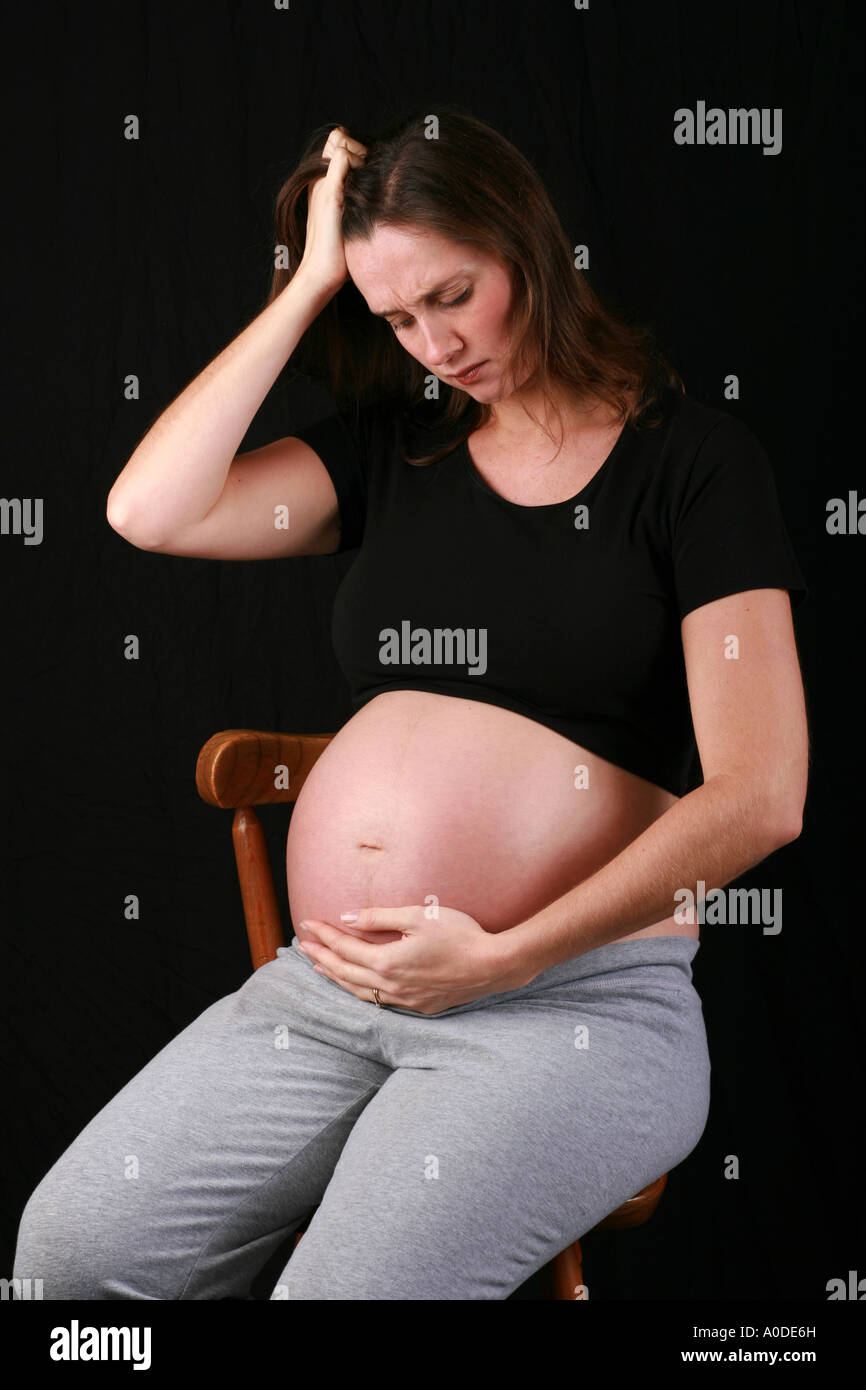 Jeune femme enceinte est titulaire d'enfant à naître bébé foetus à la  triste déprimé anxieux contrariée vers le bas baby blues Troisième  trimestre Photo Stock - Alamy