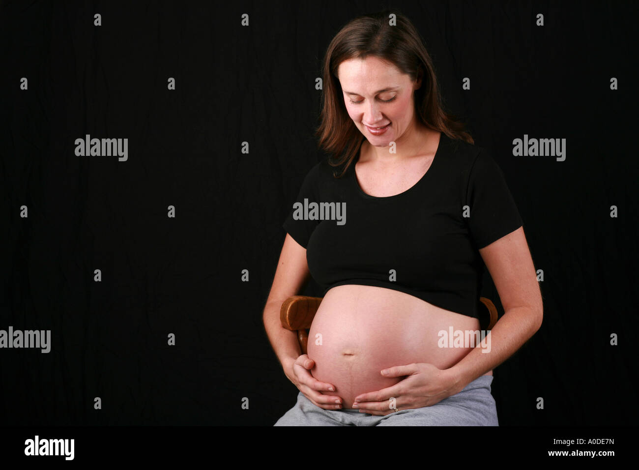 Femme Enceinte 34 Semaines Assise Sur Un Tabouret La Reconforte Bebe Enfant Fœtus Avec Les Mains Sur L Estomac Par Tapotement Photo Stock Alamy Femme Enceinte 34 Semaines Assise Sur Un Tabouret La Reconforte Bebe Enfant Fœtus Avec Les Mains Sur L Estomac Par Tapotement Photo Stock Alamy