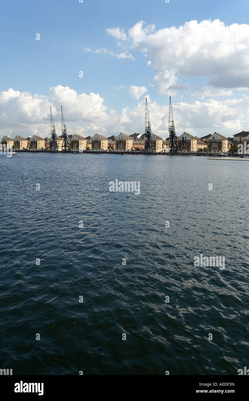 Vue sur le quai d'un nouveau développement de maisons près de l'Excel Centre London Banque D'Images