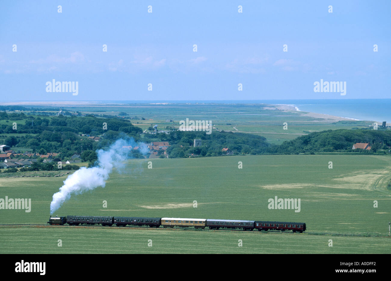 Train à vapeur de la ligne près de Holt à sheringham weybourne, Norfolk, East Anglia, Angleterre, Royaume-Uni Banque D'Images
