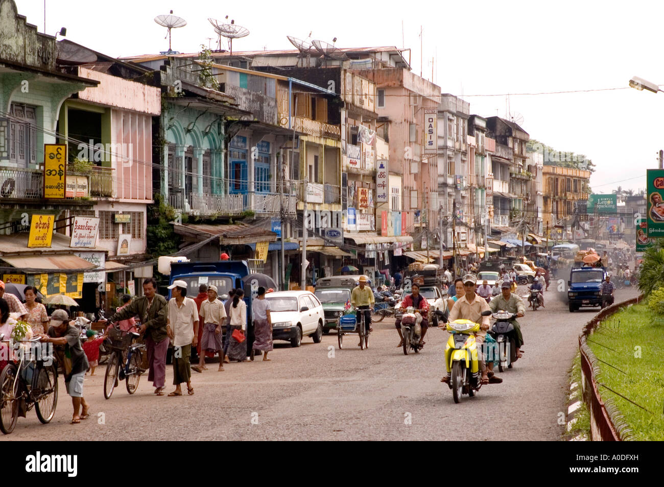 Photographie d'une scène de rue général de la route principale de Bago au Myanmar Banque D'Images