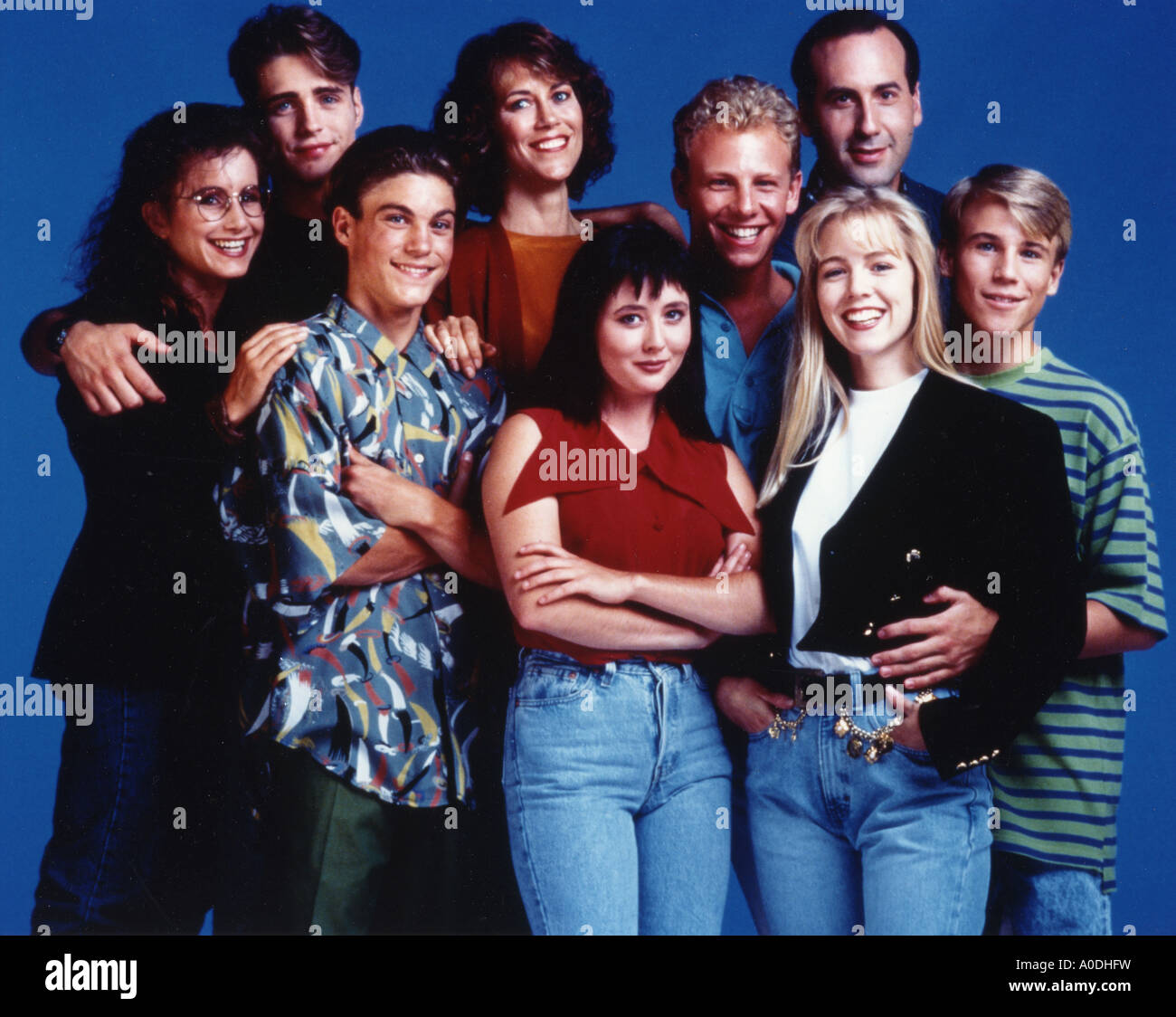 BEVERLY HILLS 90210 série TV US avec Shannen Doherty en rouge en haut à  côté de Jennie Garth Photo Stock - Alamy