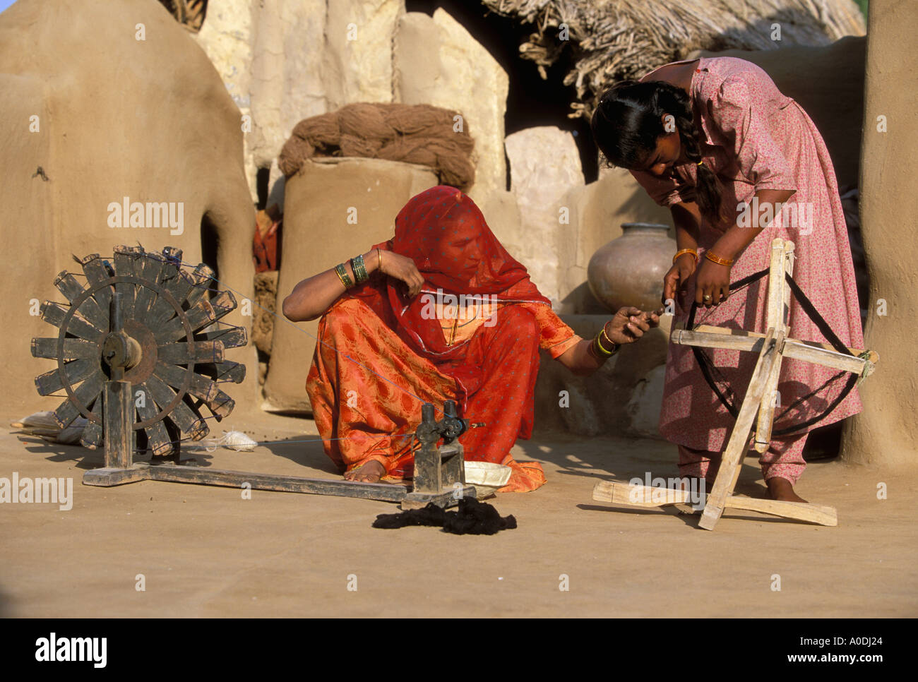 Filage de la laine femmes Meghwal désert du Rajasthan Inde Barjarsar Banque D'Images