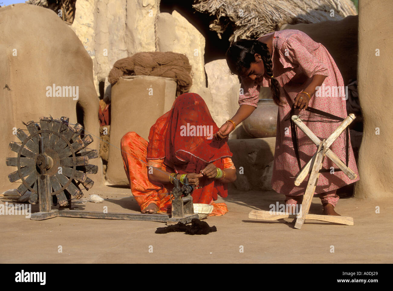 Filage de la laine femmes Meghwal désert du Rajasthan Inde Barjarsar Banque D'Images