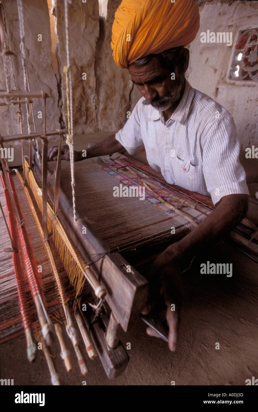 Les gens Meghwal tissant un tapis avec de la laine de chameau Art et Artisanat du désert du Rajasthan Inde Banque D'Images