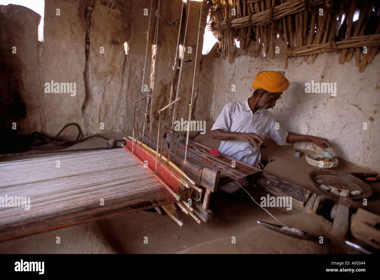 Les gens Meghwal tissant un tapis avec de la laine de chameau Art et Artisanat du désert du Rajasthan Inde Banque D'Images