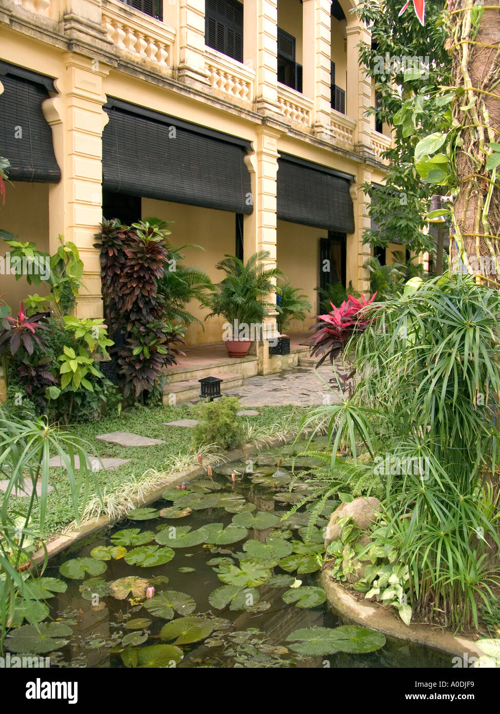 Centre du Vietnam Hoi An vieux quartier jardin de restaurant haut de gamme dans le vieux bâtiment colonial français Banque D'Images