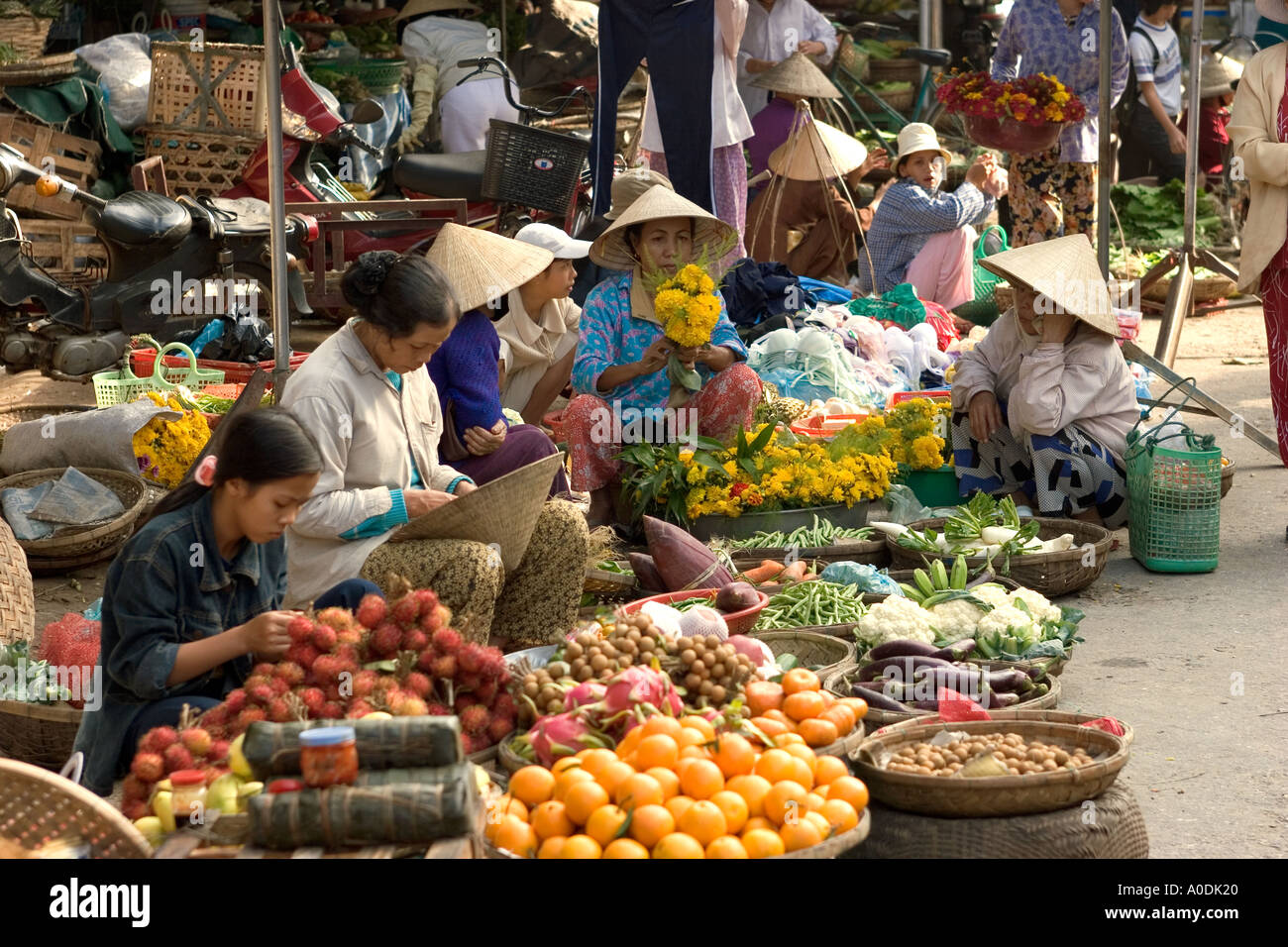 Vietnam Centre ville de Hoi An Vieux Marché Central de fruits fleurs légumes et fleurs ventes Banque D'Images