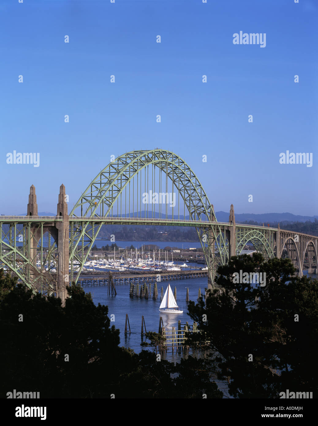 Historic Yaquina Bay Bridge avec voilier entrant harbor Newport Oregon coast Banque D'Images