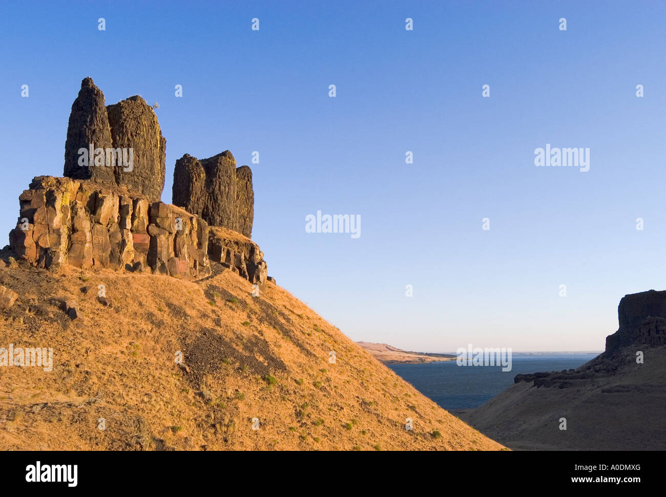 Les Sœurs rock formation à Wallula Gap sur la rivière Columbia, Washington USA Banque D'Images