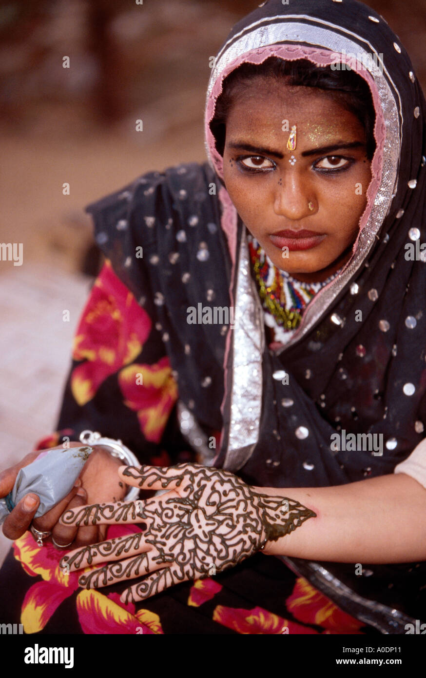 Kalbeliya Gypsy Woman tatouages au henné les populations nomades du désert du Rajasthan Inde Pushkar Banque D'Images