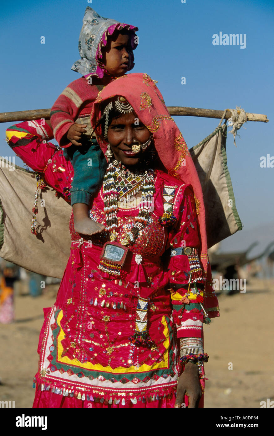 Des danseurs traditionnels Gitans Kalbeliya et charmeurs de peuples nomades du désert du Rajasthan Inde Pushkar Banque D'Images