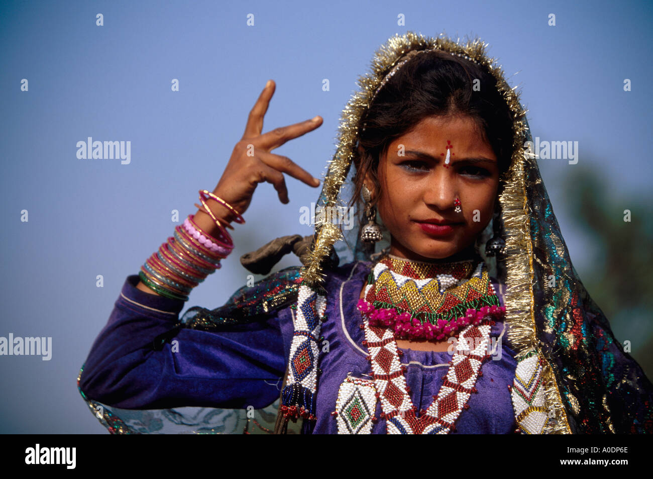 Jeune danseuse tsigane Kalbeliya autochtones nomades du désert du Rajasthan Inde Pushkar Banque D'Images