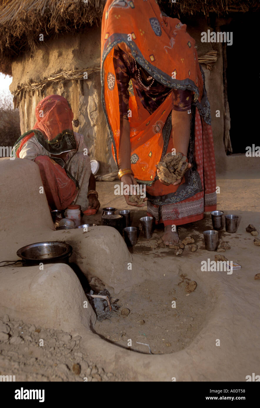 La cuisine Les femmes autochtones Bishnoi désert du Rajasthan Inde Banque D'Images