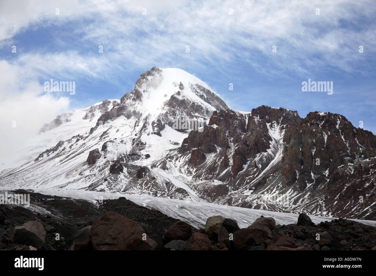 Mount kazbek ortsveri glacier kazbegi Banque de photographies et d'images à  haute résolution - Alamy